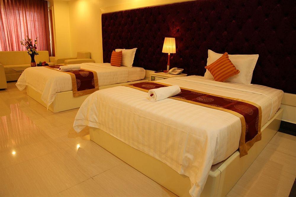 Huang Ting Hotel Phnom Penh Esterno foto
